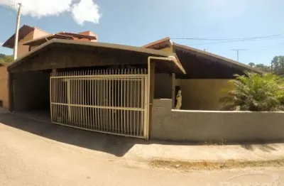 Casa contendo dois amplos dormitórios e demais dependências.