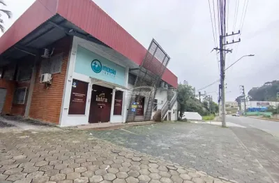 Galpão no bairro salto em blumenau com ótimo espaço.