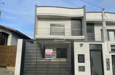 Sobrado em balneário piçarras, a 400 metros da praia, com 2 suítes, mais um quarto e área de lazer com piscina e churrasqueira.