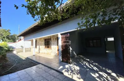 Excelente e ampla casa com 3 quartos sendo 2 suítes e uma linda lareira na sala de estar, no bairro itoupava central em blumenau!