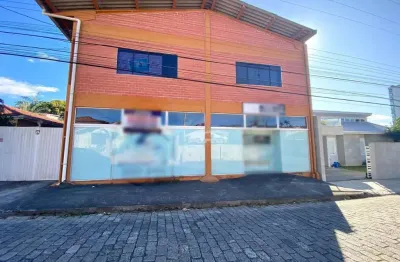 Excelente oportunidade comercial, galpão para locação no bairro itoupava norte! 600m², 2 pavimentos, 05 banheiros, 02 lojas de vitrini, com alvará e habite-se, 09 vagas de garagens, energia elétrica t