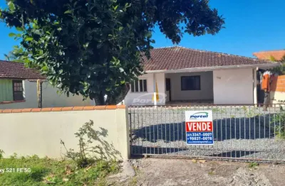 Excelente casa com 4 dormitórios, sendo 2 suítes e amplo espaço externo, no bairro santo antônio em balneário piçarras!