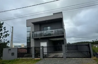 Sobrado semimobiliado com 3 dormitórios ,sendo 1 suíte, em condomínio, no bairro itacolomi, em balneário piçarras!