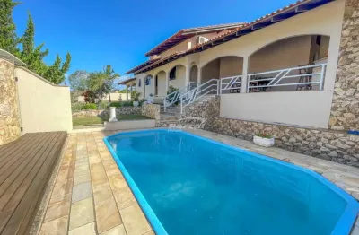 Linda casa de alvenaria com 3 quartos; sendo 1 suíte master e amplo terreno, localizada no bairro figueira em gaspar!