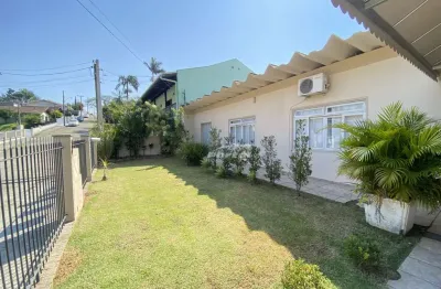 Casa com 3 dormitórios e amplo espaço externo, no bairro água verde em blumenau!