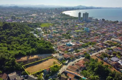 Terreno espaçoso próximo ao mar: oportunidade única de investimento!