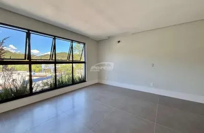 Belíssimo sobrado com 3 suítes, 4 vagas de garagem e espaço externo com piscina, no bairro ponta aguda em blumenau!