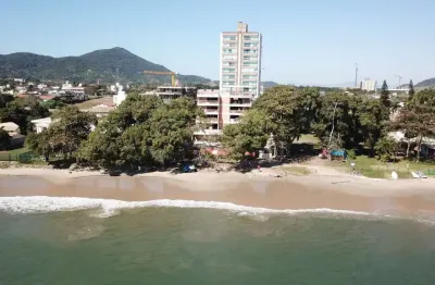 Apartamento frente com 3 suítes e 2 vagas de garagem na praia da armação em penha/sc!