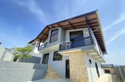 Residência com 5 dormitórios sendo 1 suíte máster com banheira e closet, 4 vagas de garagem e área de festas com piscina, no bairro itoupava norte em blumenau!