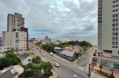 Apartamento amplo e andar alto com 2 dormitórios sendo 2 suítes, distancia de 100 metros da praia (17753)