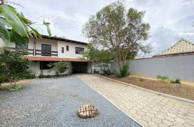 Casa de dois andares, com 4 dormitórios sendo uma suíte e área de festas com churrasqueira, no bairro itoupava norte em blumenau!