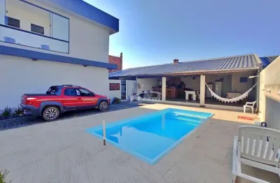 Casa estilo sobrado com 2 dormitorios sendo 1 suite, bairro quinta dos açorianos em barra velha, distância da praia 3,7km (18315)