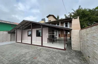 Duas casas no terreno - casa térrea e sobrado nos fundos, a 150 metros da praia do quilombo em penha!