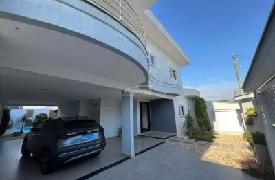 Casa alto padrão, mobiliada, área de festas, piscina, 300 metros do mar, no centro de balneário piçarras sc