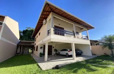 Linda e espaçosa residência em loteamento, com 4 dormitórios sendo 2 suítes, amplo terreno e 3 vagas de garagem, no bairro itoupava central em blumenau!