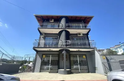 Imovel com aproximadamente 80m², térrea, com 01 sala principal que acompanha ar condicionado, 01 sala menor, 01 amplo banheiro social ja adaptado para pcd e vagas de estacionamento rotativo em frente 
