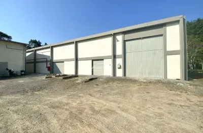 Galpão industrial para locação no bairro itoupava central, bairro com maior potencial de expansão e em constante crescimento. com 720m², terreno plano, amplo estacionamento interno e externo.