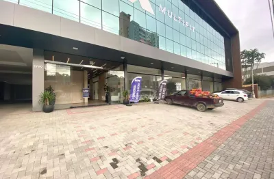 Loja térrea com 435m², opção para locação fracionada de 215m² (sala 01), opção com locação fracionada de 220m² (sala 02), espaço corporativo alto padrão, fachada moderna, hall de entrada decorado, ele