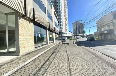 Com 30m² divididos em: 01 sala com ar condicionado, 01 banheiro, 01 cozinha com moveis sob medida. com vitrine em blindex possibilitanto a plotagem dos vidros para maior visibilidade do seu comercio.