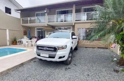 Sobrado, 03 dormitórios sendo 01 suíte, 500 metros do mar, itacolomi, balnéario piçarras sc (cód.19093)