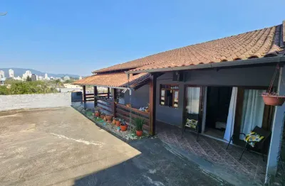 Excelente casa com 03 dormitórios, sendo 01 suíte, no bairro itoupava norte em blumenau!