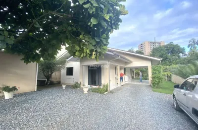 Casa semi mobiliada com 113m², sala de estar com varanda, cozinha, sala de jantar, banheiro social, area de festas com churrasqueira e lavabo, area de serviço, deposito, 02 vagas de garagem coberta, a