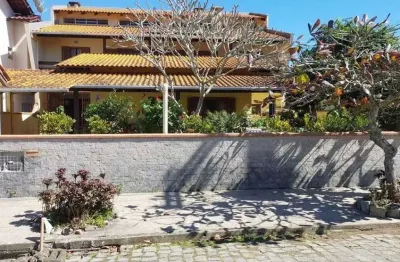 Sobrado em penha com 4 dormitórios (sendo 2 suítes) e lareira, apenas 250m da praia alegre e 10min do beto carrero world. ref 20012