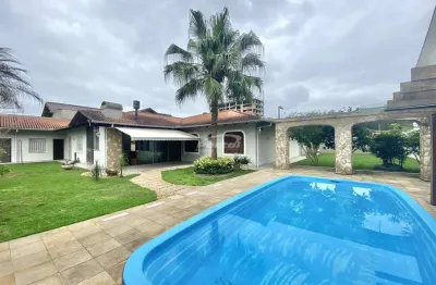 Casa com 04 dormitórios, sendo 03 suítes, 01 máster com hidromassagem e closet. ampla sala de tv com lareira, sala de estar, cozinha e sala de jantar conjugadas, banheiro social e uma linda área de fe