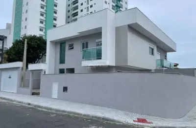 Maravilhosa casa com 03 suítes sendo 01 master com closet, 320 metros do mar, centro, barra velha sc