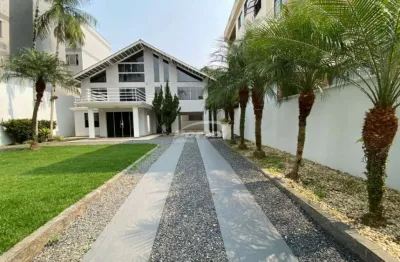 Magnífica casa com amplo terreno localizada no inicio do bairro velha em blumenau/sc!