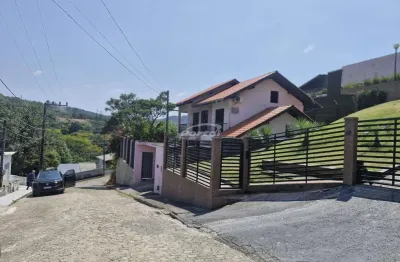 Ótima residência totalmente averbada, com 3 dormitórios sendo 1 suíte e área de festas, no bairro vorstadt em blumenau