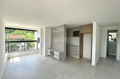Apartamento com aproximadamente 50m², contendo 01 dormitório, sala de estar com sacada integrada com churrasqueira, cozinha com moveis sob medida, sala de jantar, área de serviço e 01 vaga de garagem.