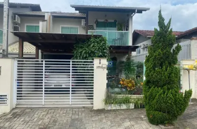 Sobrado com amplo quintal com ótima localização no bairro da velha em blumenau!