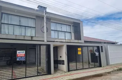 Apartamento térreo aconchegante com 02 quartos e vaga de garagem com excelente localização.