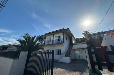 Casa de 2 pavimentos com acessos separados no bairro gasparinho em gaspar