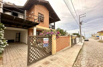 Casa com 6 dormitórios, sendo 1 suíte, a menos de 50 metros do mar. (cód 20443)