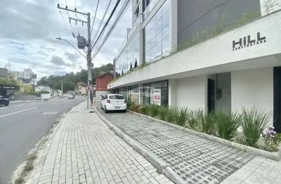 Loja térrea contendo 60m², 01 banheiro, fachada em blindex, e estacionamento em frente a sala. ótimo ponto comercial, localizado em corredor de serviço, com excelente visibilidade, em rua asfaltada co
