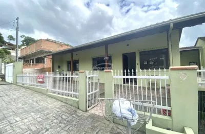 Ampla casa para venda no bairro itoupava centr 422,50m² de área total, o imóvel contem 3 dormitórios, cozinha, sala estar, sala de jantar, varanda, banheiro social, área de festa com churrasqueira, ár