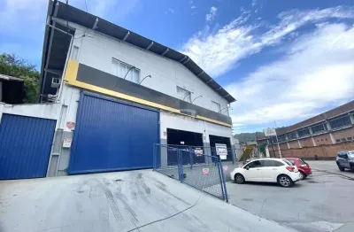 Com 450m², divididos em 2 pavimentos de 225m², o piso superior está atualmente configurado com diversas salas, amplo espaço com estação de trabalho, cozinha, banheiro e deposito, o piso inferior conta