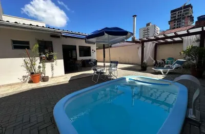 Linda casa com piscina e 3 quartos localizada apenas a 200m da praia e 800m do beto carrero em penha