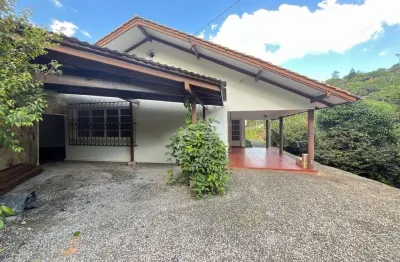 Casa comercial disponível para locação no bairro Bom Retiro, Blumenau/SC.