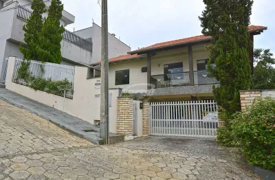 Casa no bairro itoupava norte contendo: 03 dormitórios, sendo 01 suíte com closet, sala de estar com sacada, cozinha, sala de jantar, banheiro social, área de serviço, 03 vagas de garagem, area de fes