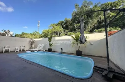 Casa com piscina em condominio fechado disponível para locação no centro de balneário piçarras/sc (cod. 20838)