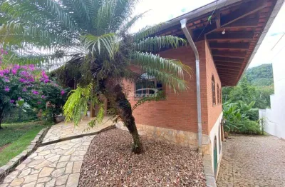 Casa bairro da velha com 315m² privativos, terreno de 932m² - são 7 quartos sendo duas suítes.