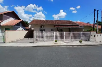 Casa bairro salto weissbach blumenau, 3 dormitorios sendo uma suite, ampla área de festas, livre de enchente.