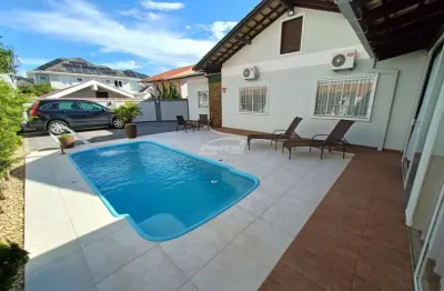 Casa disponível para venda, com 3 suítes no bairro velha em blumenau!