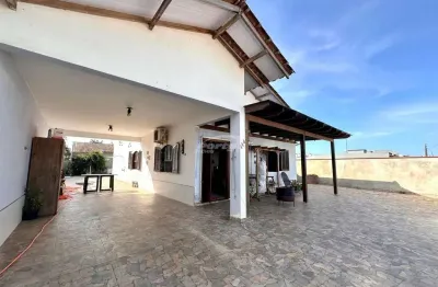 Casa com 3 dormitórios sendo 1 suíte em barra velha