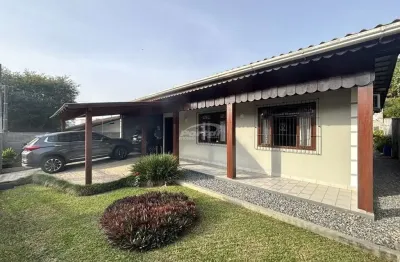 Excelente casa no bairro velha central! com 03 dormitórios, sendo 01 suíte, sala de estar, sala de jantar, cozinha, 03 vagas de garagem cobertas, quintal na frente e fundos. além disso há uma edicula 