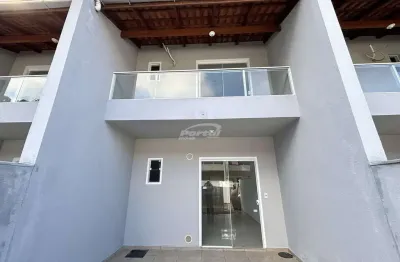 Com aproxidamente 78m², 02 dormitórios, sendo 01 com sacada, sala de estar, cozinha e sala de jantar conjugadas, banheiro social, area de serviço separada, espaço de quintal na frente e fundos e 01 va