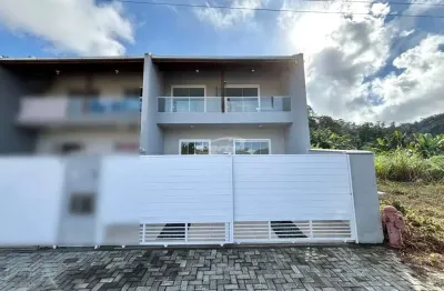 Sobrado com 78m², 02 dormitórios, sendo 01 demi-suíte, ambos dormitórios com sacada, sala de estar, cozinha e sala de jantar conjugadas, banheiro social, area de serviço separada, espaço de quintal na